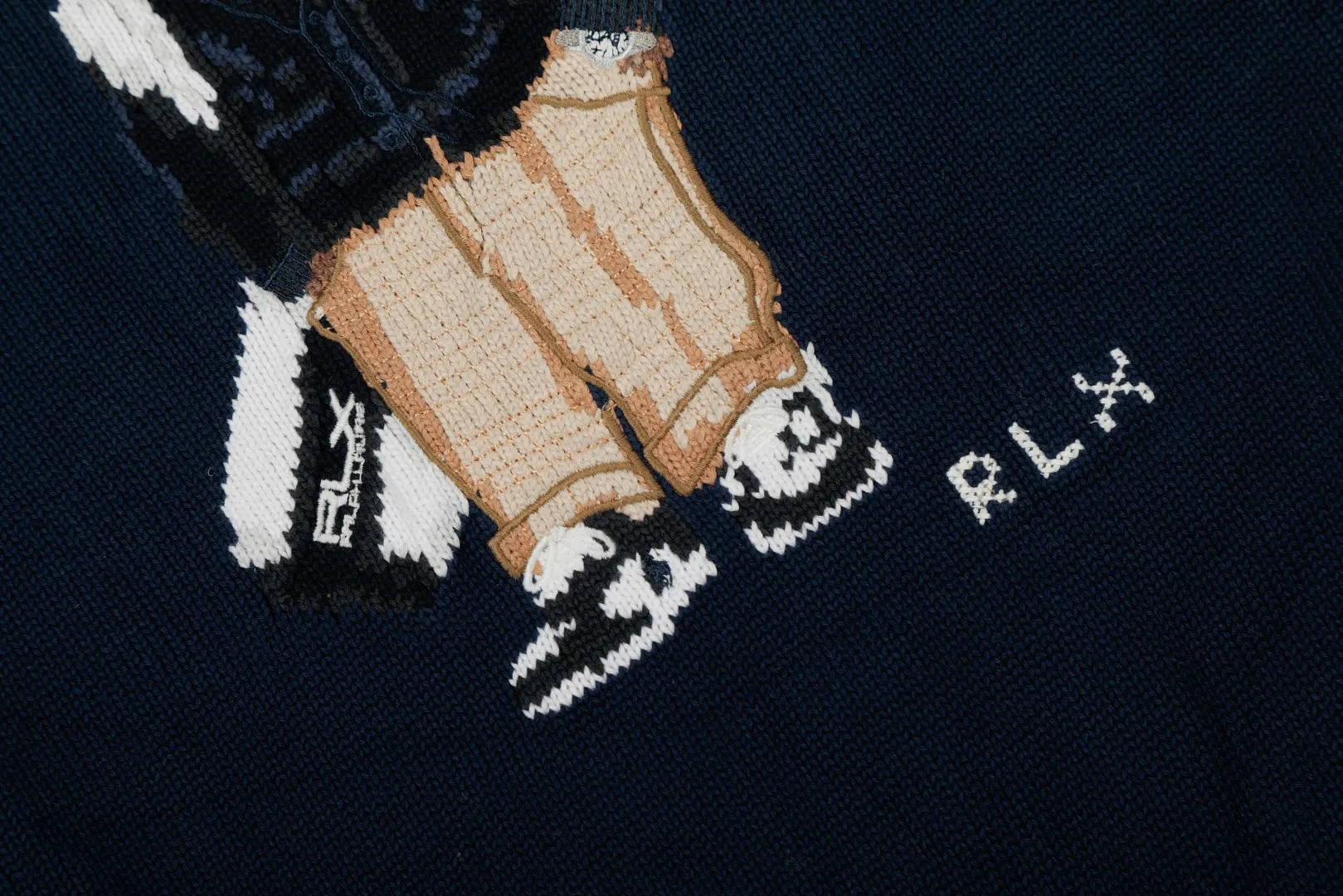 P470 Top quality" Style number: DS884# (not off the shelves all year round) [Ralph Lauren heavy industry bear golf autumn and winter couples knitted crew neck sweater] ✅Ralph Lauren Ralph Lauren classic basic bear heavy craftsman knitted sweater for men and women couples ✅Main supply platform live broadcast Wholesale entity Replacement when out of stock Not removed from shelves ✅ZP quality 1:1 version Scan the code to enter the GF website Counter quality ✅Detailed quality The only one in Guangzhou Imported quality cotton yarn Focus on high-end, cost-effective, and good quality. Needless to say, the version is restored to the original version. The maximum size can be worn up to 190 pounds. Loose, comfortable and stress-free. ✅The upper body is simple and easy to match. A must-have for men. Good-looking clothes are never picky. A must-have for couples. Recommended for wardrobe. Size: S-XL Color: Navy